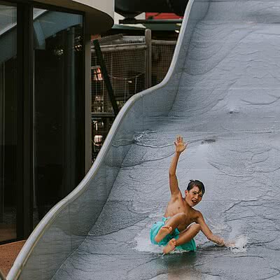 SLIDE. SPLASH. REPEAT. Die Wellenrutsche? Absolute Summer-Mood. Für Kids. Für Teens. Für Erwachsene, die offiziell „nur einmal“ rutschen wollten.