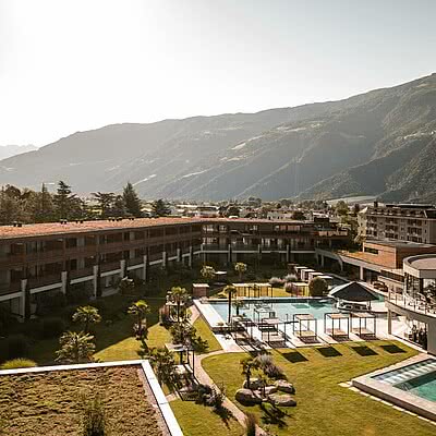 Das Sonnen Resort ist der perfekte Happy Place für die ganze Familie. Umgeben von einer mediterranen Parkanlage erwarten Sie 10 Pools, 11 Saunen und 14 Relaxbereiche – ideal zum Entspannen,...