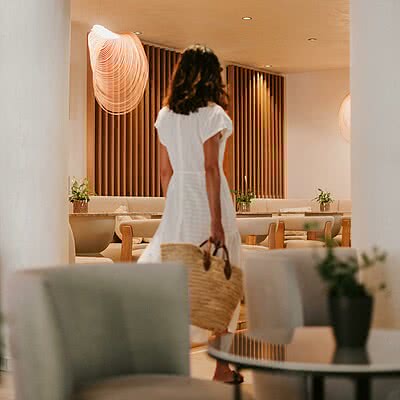 Moderne Ästhetik trifft mediterrane Leichtigkeit. Helle Farben, erlesenes Interieur und ein Design, das durch Schlichtheit Eleganz schafft.