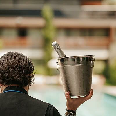 Let’s Pop into the Weekend! Das Wochenende darf prickelnd starten – mit eisgekühltem Champagner, guter Stimmung und ganz viel Sonnengefühl.