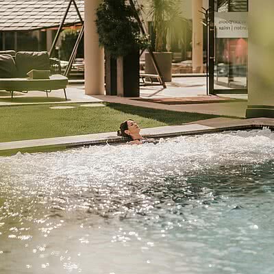 Sole Pool – pure indulgence. Warmes Wasser, sanftes Sonnenlicht und ein Ort, an dem Zeit keine Rolle spielt.