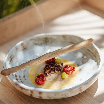 A taste of summer. Feinste Aromen, kreative Kompositionen und mediterrane Leichtigkeit. Im Sonnen Resort wird Kulinarik zum Erlebnis – elegant, sinnlich und voller Geschmack.