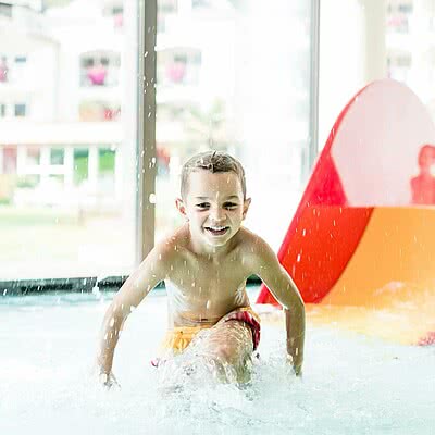 Familienurlaub auf höchstem Niveau Exklusiver Komfort trifft auf unvergessliche Familienmomente: Erstklassiger Service und maßgeschneiderte Erlebnisse für Groß und Klein.