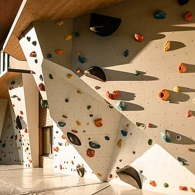 Hotel Boulderwand Das Highlight für Groß & Klein! Gemeinsam aktiv sein, Spaß haben und unvergessliche Momente erleben – unsere Boulderwand macht Ihren Aufenthalt einzigartig.