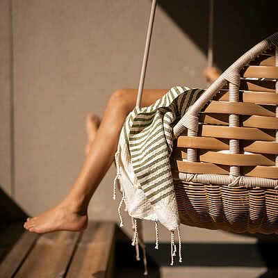 Chillmodus: ON. Wenn der Schaukelsessel zum Lieblingsplatz wird und einfach mal nur das Hier & Jetzt zählt. Willkommen im Sonnen Resort – wo auch die Kleinsten ganz groß entspannen dürfen.