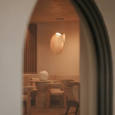 Ein kleiner Blick von außen nach innen… Ein Ambiente zum Wohlfühlen, gemütliche Lieblingsplätze und besondere Momente zum Genießen.