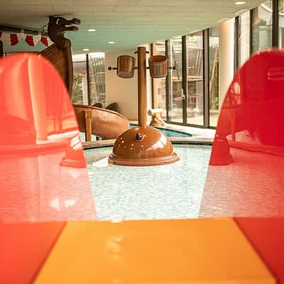 Wasserspaß & Rutschenparadies für Kinder Spritzigen Spaß mit dem Element Wasser garantieren schon allein die 3 beheizten Kinder-Pools, Wikingerschiff und 2 Wasserrutschen mit insgesamt 100 m...